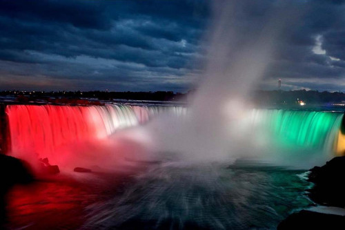 A nemzeti ünnepen magyar színekbe öltözött a Niagara!