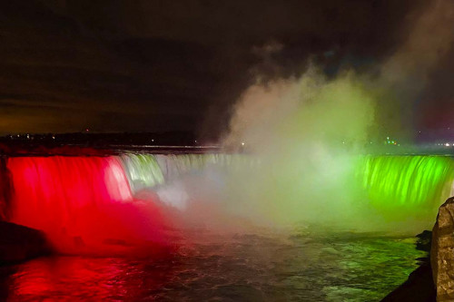A világ leghíresebb vízesése Niagara piros - fehér - zöld színekben pompázott az 1956-os forradalom és szabadságharc 65. évfordulóján