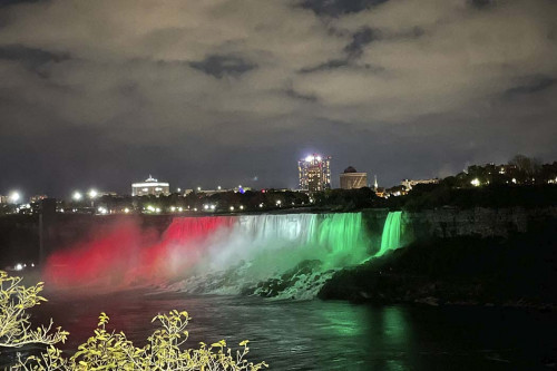 Az 1956-os forradalom tiszteletére díszkivilágításban pompázik a Niagara-vízesés